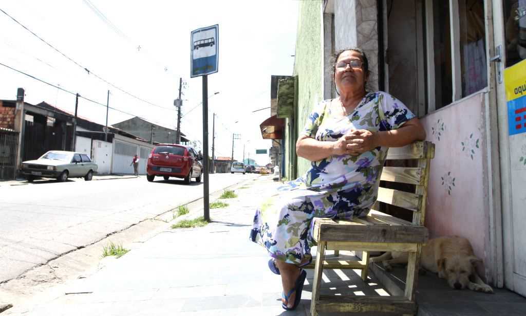 População dá 'jeitinho' para esperar ônibus no Jardim Anchieta - Diário do Grande ABC