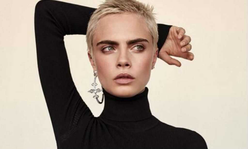 Cara Delevingne Participa De Campanha Contra O Câncer E Usa Flor Como