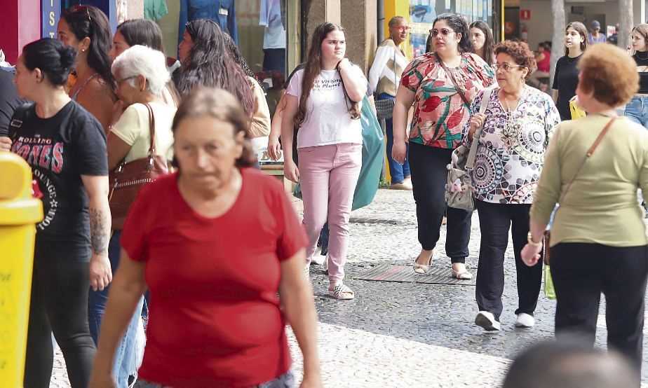 Censo do IBGE mostra um Brasil mais envelhecido e feminino. População com  65 anos ou mais cresceu 57,4%