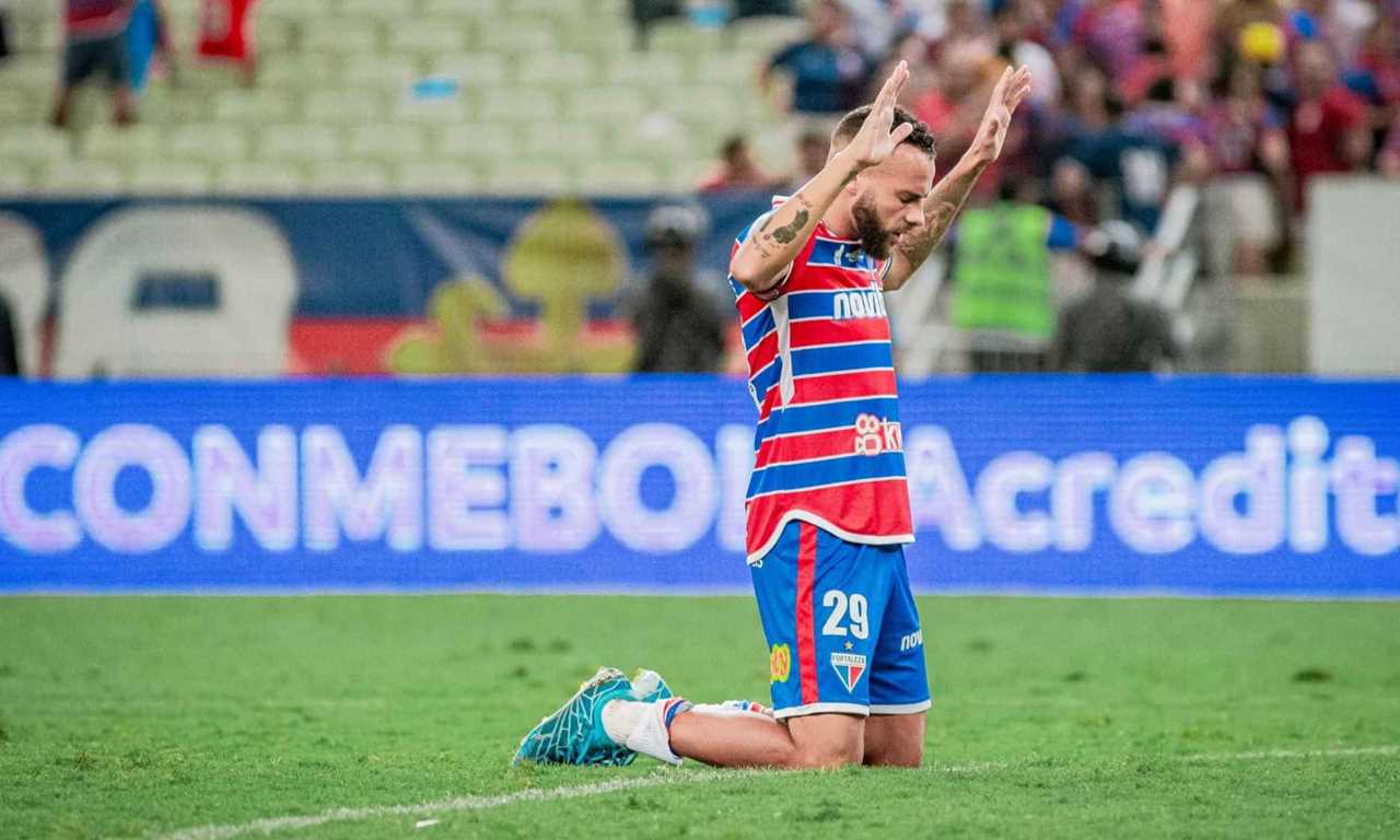 Fagner em cobrança de falta no jogo entre Corinthians e Santo André