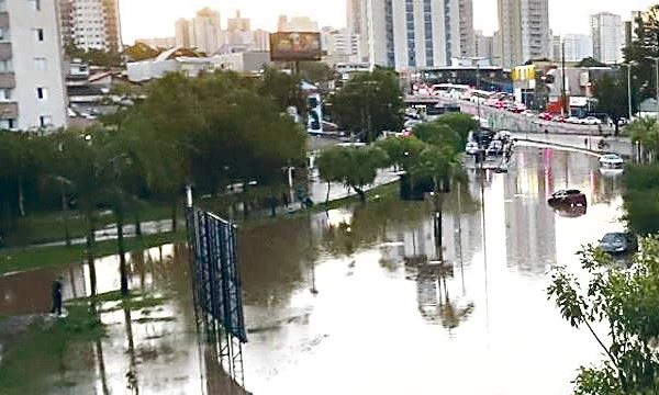 Especialista ressalta necessidade de adotar medidas complementares para combater enchentes na região (Claudinei Plaza/DGABC) Diário do Grande ABC - Notícias e informações do Grande ABC: Santo André, São Bernardo, São Caetano, Diadema, Mauá, Ribeirão Pires e Rio Grande da Serra