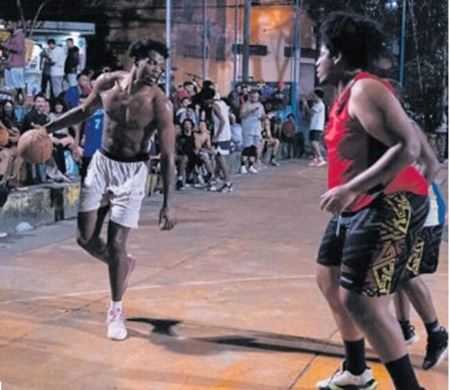 Jogador da NBA joga basquete na periferia de Diadema