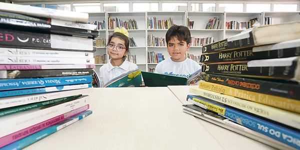 Os estudantes Valentina e Lucca exploram a biblioteca da escola (FOTO: Claudinei Plaza/DGABC)