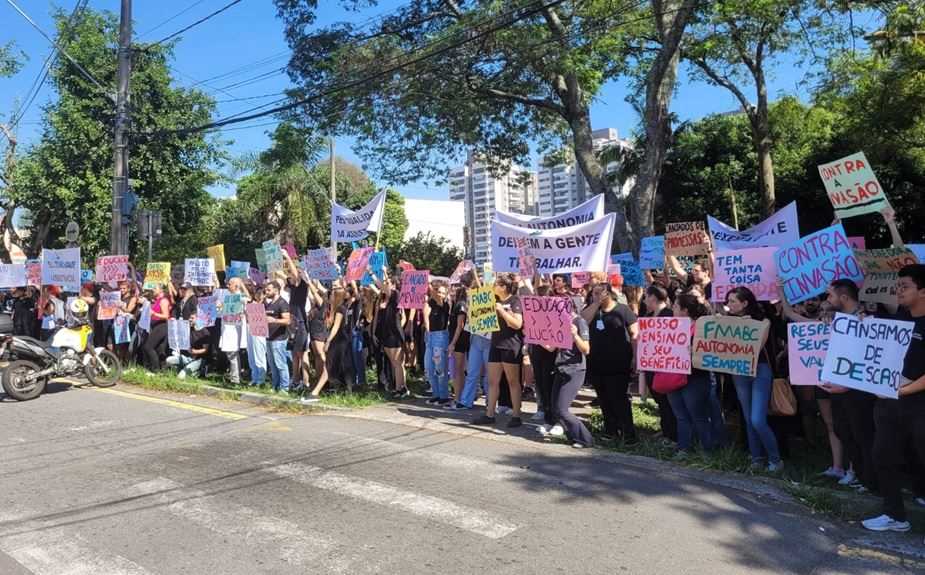 Manifestação juntou alunos e professores na frente do Hospital Estadual Mário Covas (FOTO: Divulgação/FMABC)