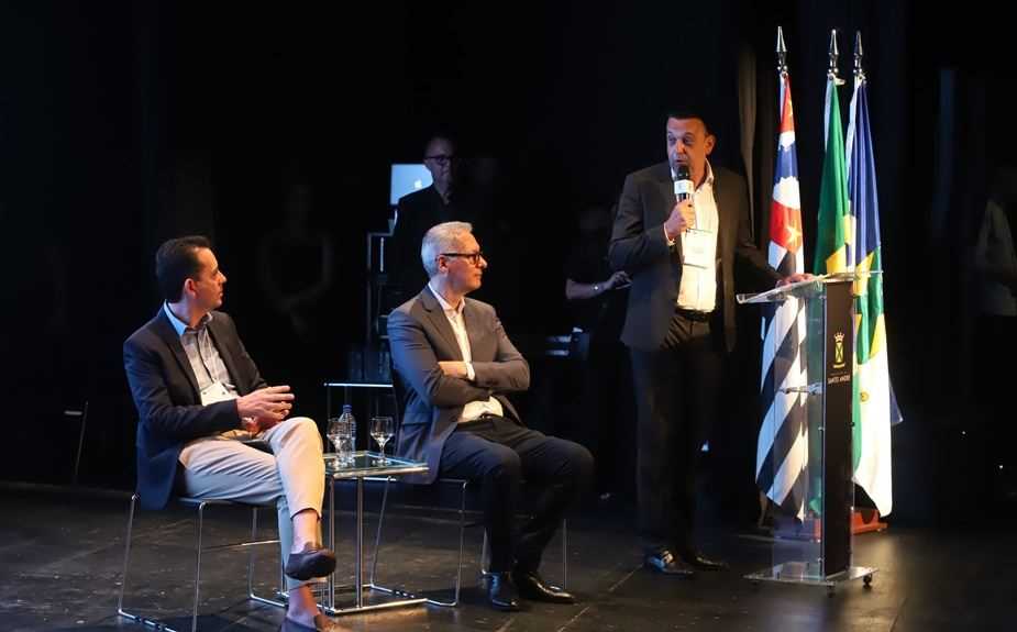 Paulo Serra (esq.) participa de debate com vice-governador do Estado, Felício Ramuth (dir.) (FOTO: André Henriques/DGABC