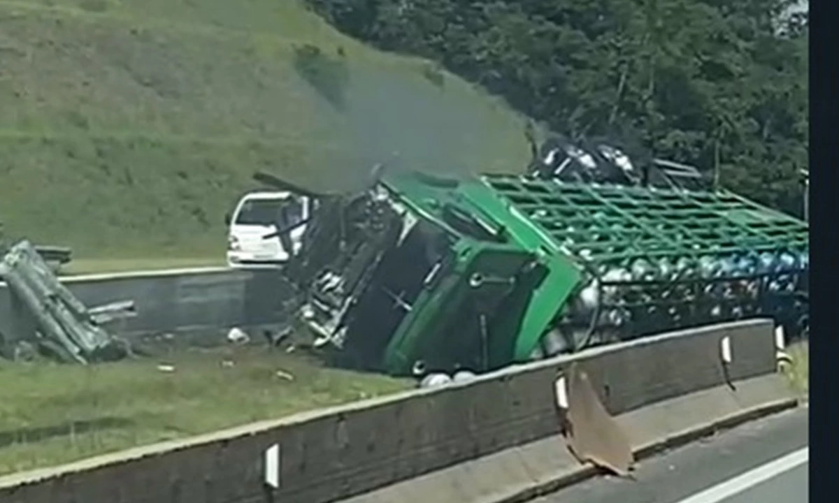 Caminhão carregado de botijões de gás tomba no Rodoanel, em São Bernardo